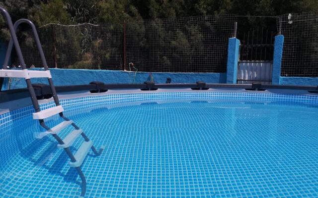 Coral Bay Villa .5 bedrooms.1 minute walk to the beach