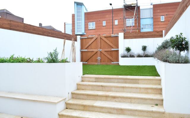 Shepherd&#39;s Bush 2 Bedroom Flat With Garden