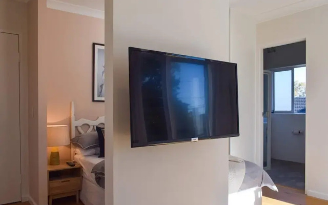 Sun-drenched 1 Bed Studio Apartment In Newtown