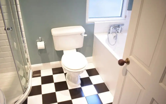 Shepherd'S Bush 2 Bedroom Home
