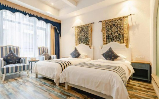 Honglilai Xixili Theme Hotel (Leshan High Speed Railway Station)