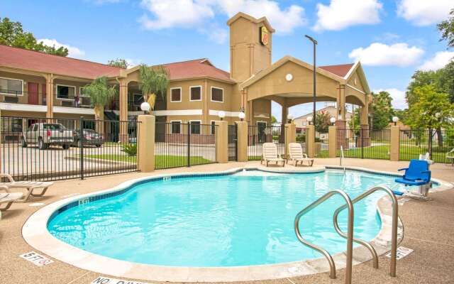 Super 8 by Wyndham Houston/Brookhollow NW