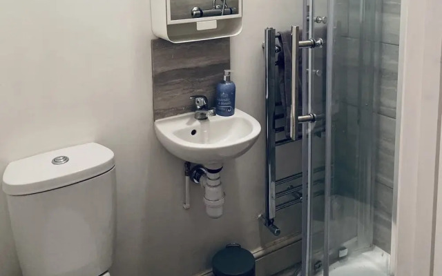 Large 4 Bedroom Home - Coventry City Centre
