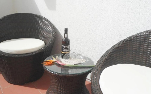 Sunny Apartment with pool by the sea