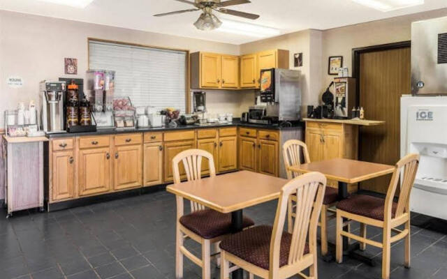 Super 8 Motel - Potosi