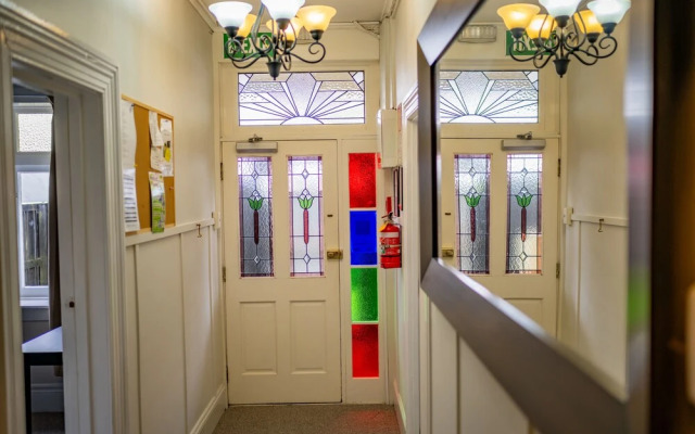 The Red Monkey Travellers' Lodge - Hostel
