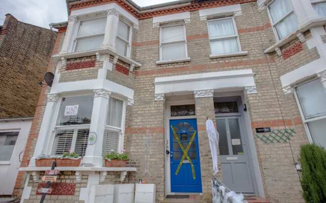 The Crescent Moon - Elegant 1BDR Flat