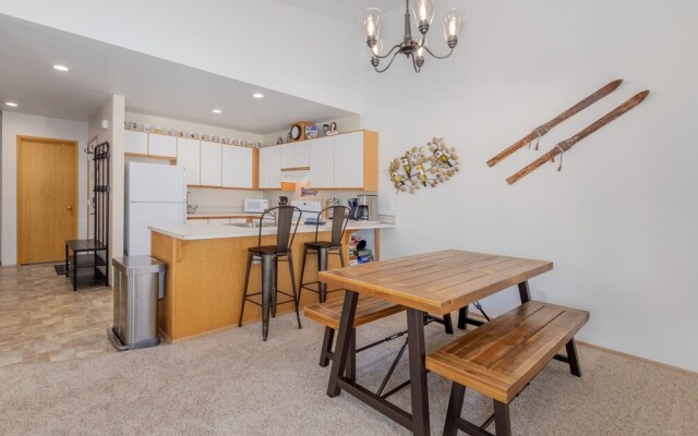 Alpine Family Haus 2 Bedroom Condo by NW Comfy Cabins by RedAwning