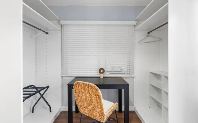 Centra Phoenix House Kingbed