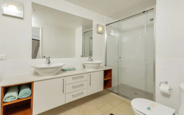 Peponi 4 - Beachfront Apartment