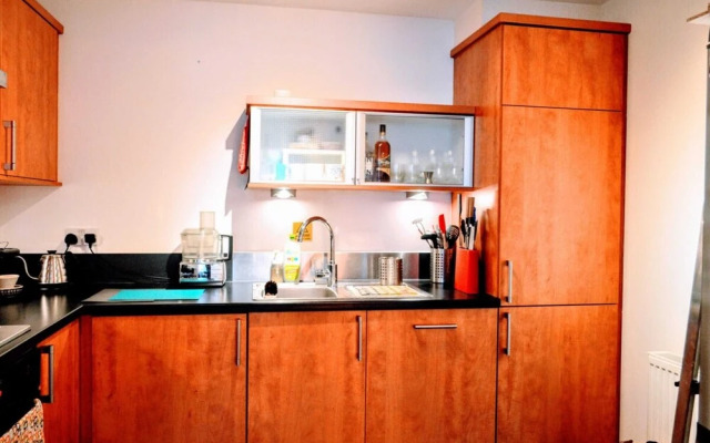 Modern 2 Bedroom Apartment Near the Sea