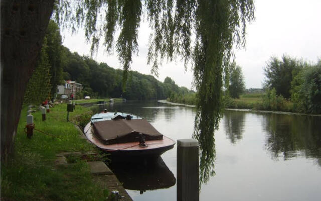 Bed and Breakfast Houseboat Harmony