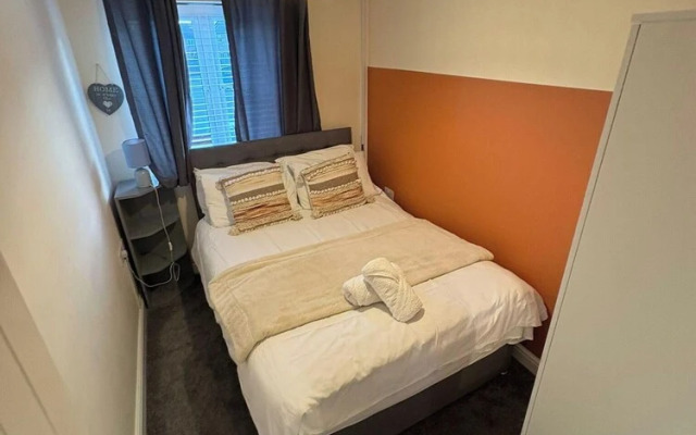 Spacious 3-bed House - Sleeps 8, Garden & Parking