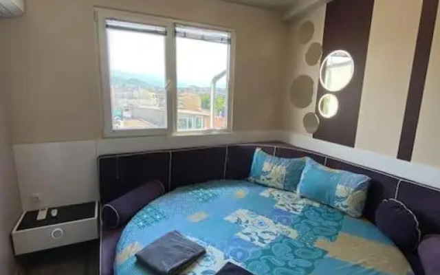 Modern 1BR Apartment with Hill View & Free Street parking