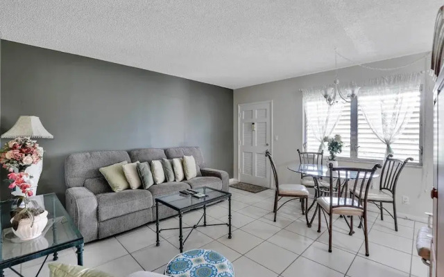 Idyllic Condo With Brief Walk to Beach and Restaurants