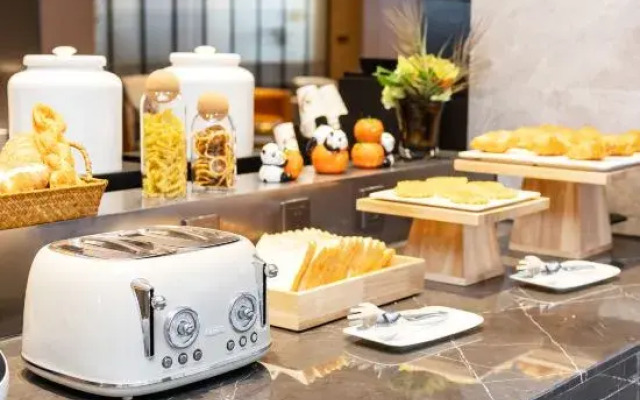 Homeinn Plus Hotel (Chengdu Panda Base Longtan Temple Subway Station)