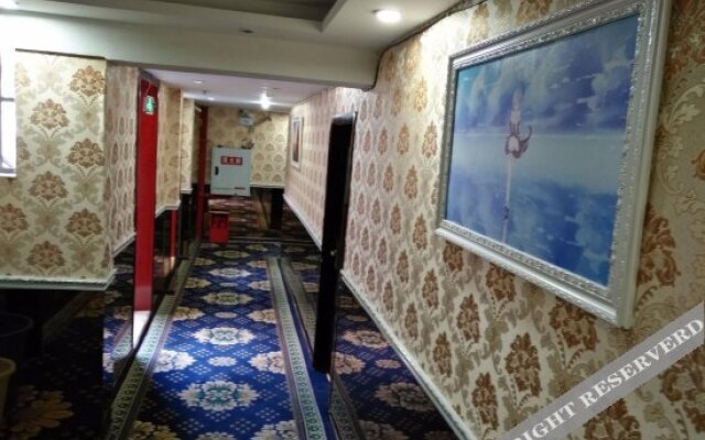 Qinhuang Business Hotel