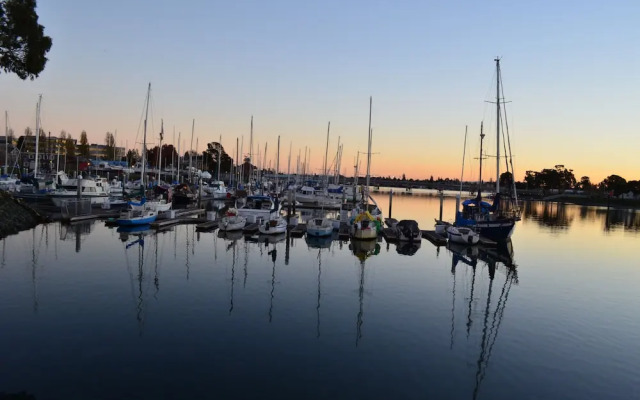 Executive Inn & Suites Embarcadero Cove Oakland Waterfront