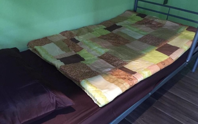 Roi 8 Host – Guest Rooms – Bangkok