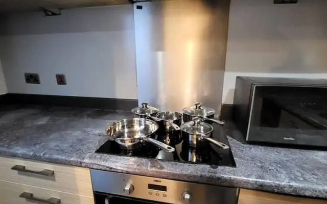 Lovely 4 Bedroom Home With Private Parking