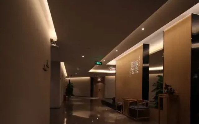Natural Land Hotel (Zhengzhou CBD Exhibition Center)