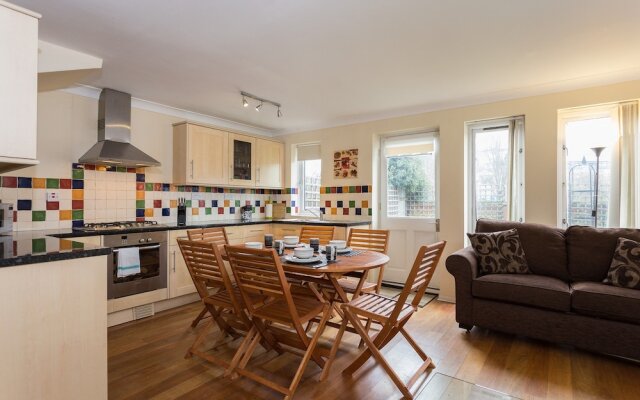 2 Bedroom House Near Wapping Station