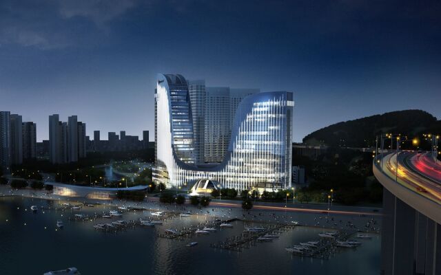 HUALUXE Xiamen Haicang Harbour View by IHG