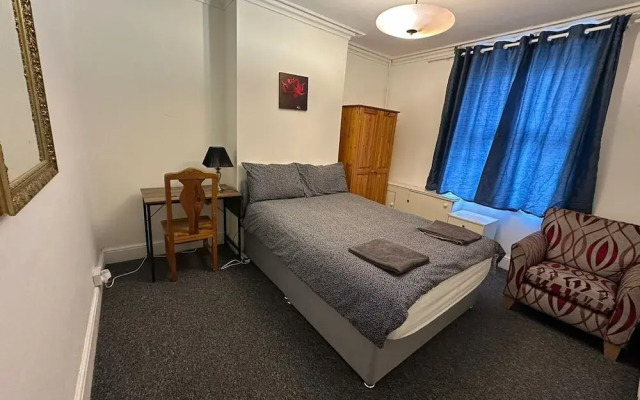 Luton Town House Near Airport
