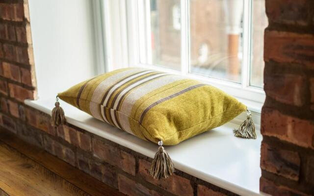 Chester railway station luxury apartment - sleeps 4 & FREE parking!