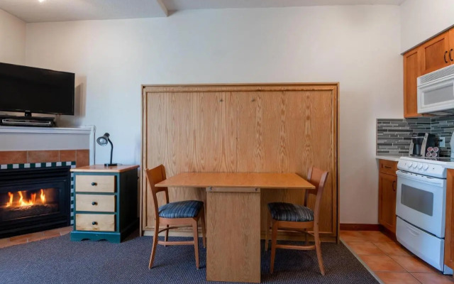 Alpenglow Lodge Studio with park view by MVA