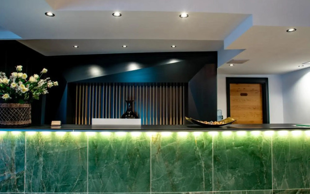 Ador Hotel