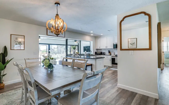 Apollo Beach Oasis: Lanai + Heated Pool!