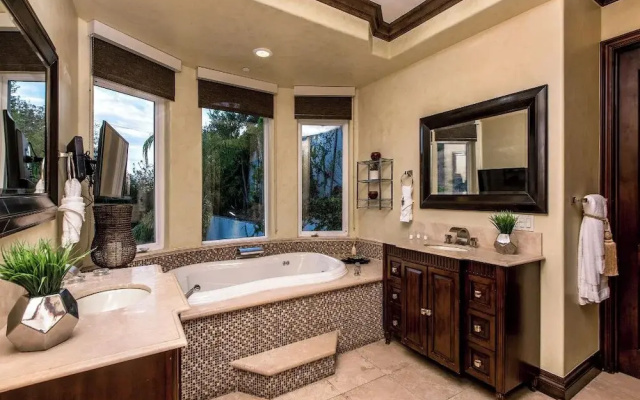 Robmar Mansion - Beverly Hills Mediterranean Estate With Pool & Sport Court