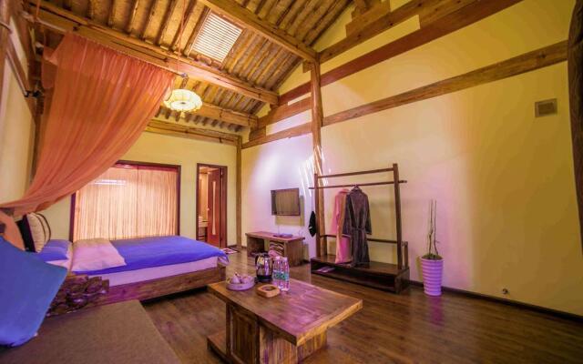 Lijiang Left Bank Holiday Inn