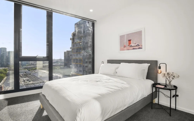 Elegant 2-bed With Superb Views & Amenities – Guest Rooms – Melbourne