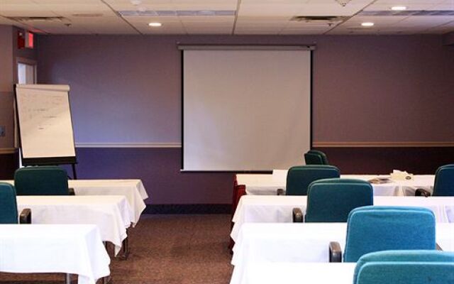 Ramada Amherst/Getzville Hotel And Conference