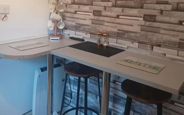 Beach Apartment - Sleeps 4, Garden & Parking