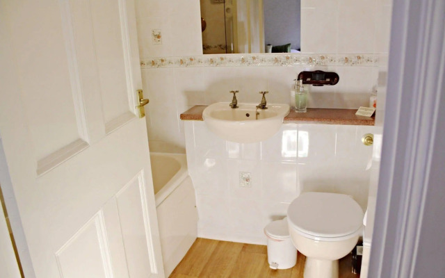 Beaumont House with FREE off-site Health Club - Adults Only