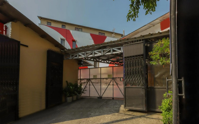 OYO 866 Idola Residence