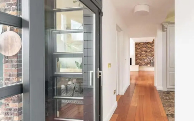 Charming 6-bed Escape- Balconies & Panoramic Views