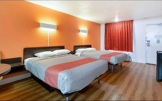 Motel 6 Houston, TX - East
