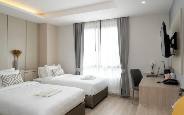 The Riski Hotel at Bangphlat Station