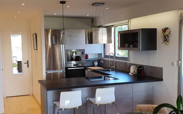 Classy Apartment in Nice with pool and private parking place