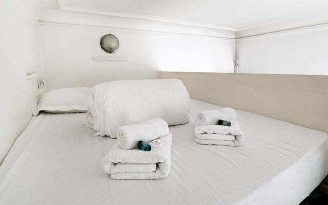 Lovely Mezzanine Apartment Near Buttes Chaumont Park