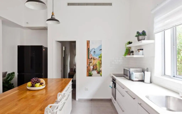 Beautifully Renovated 2BR with Balcony Beachfront*