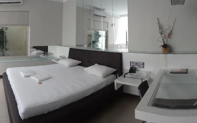 Motel Alibi (Adult Only)