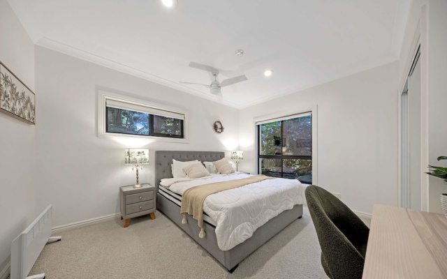 Metawise Luxe 6 Bed Ocean View Family Home in Seaforth – Guest Rooms – Sydney