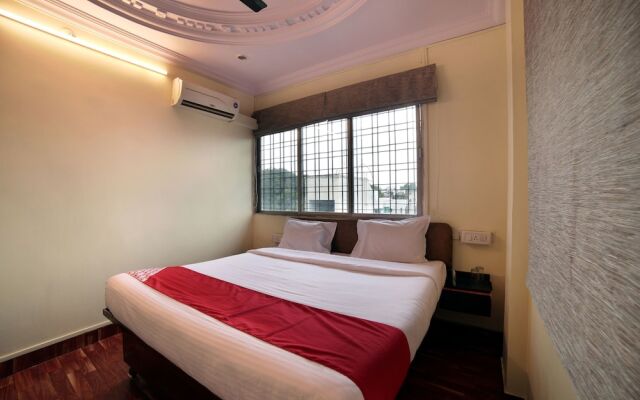 OYO 15211 Hotel Midas