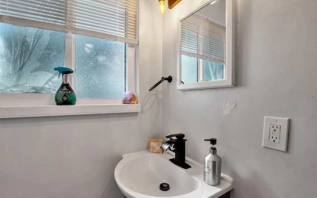 Sunset Stays by the Beach & Caddy's