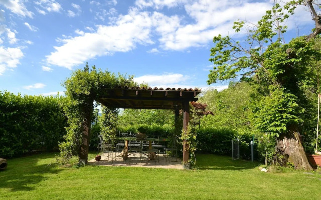 Lovely Farmhouse in Castiglione di Garfagnana with Hot Tub